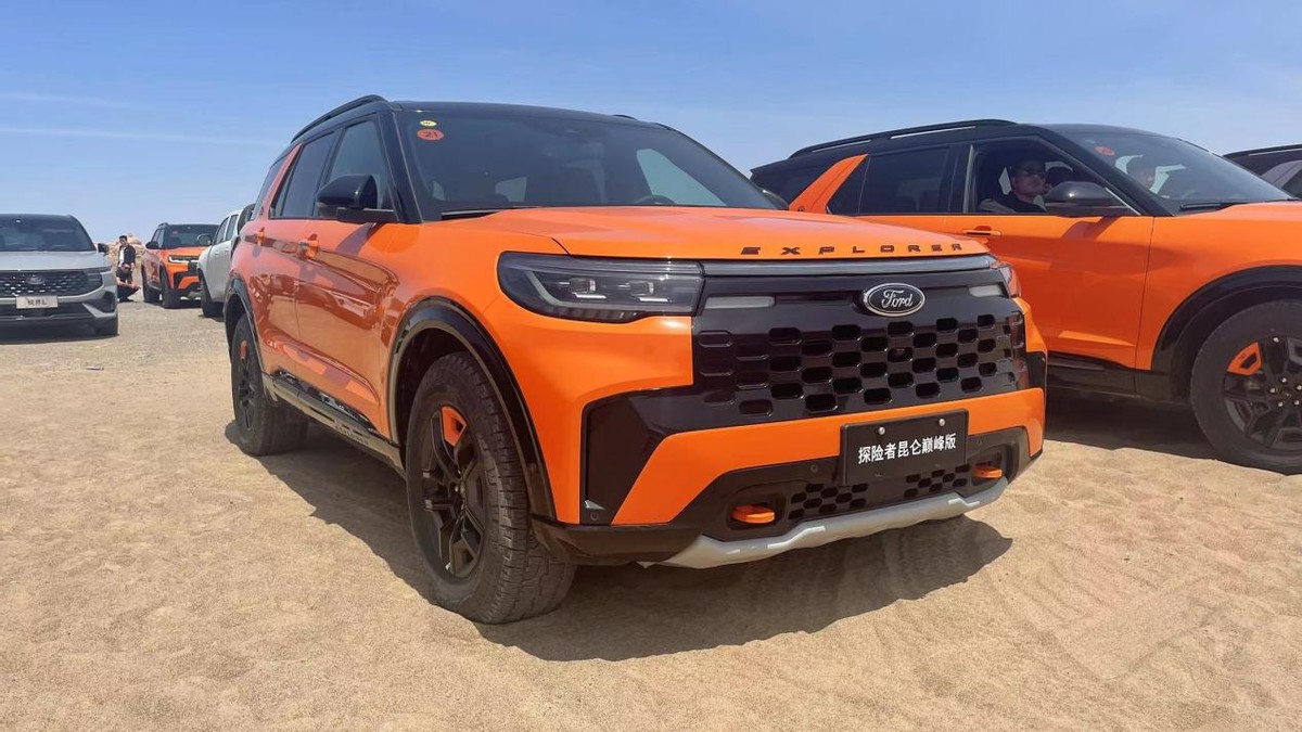 试驾福特探险者昆仑巅峰版脱困,探险者昆仑巅峰版对比霸道