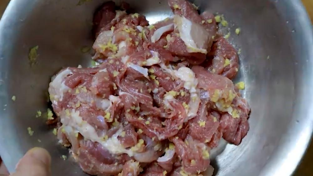 四川名菜酸菜滑肉汤教程,酸菜滑肉汤的做法王刚