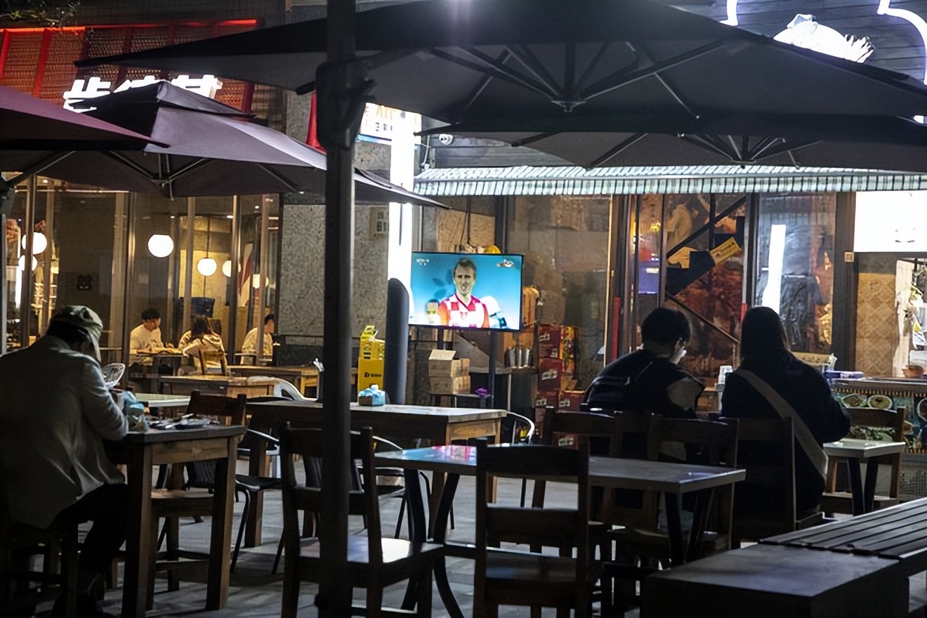 世界杯上拼尽全力的人,中年人为了世界杯有多拼