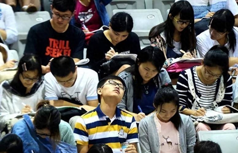 “奶头乐”出现在大学校园，不少大学生深陷其中，家长却浑然未知