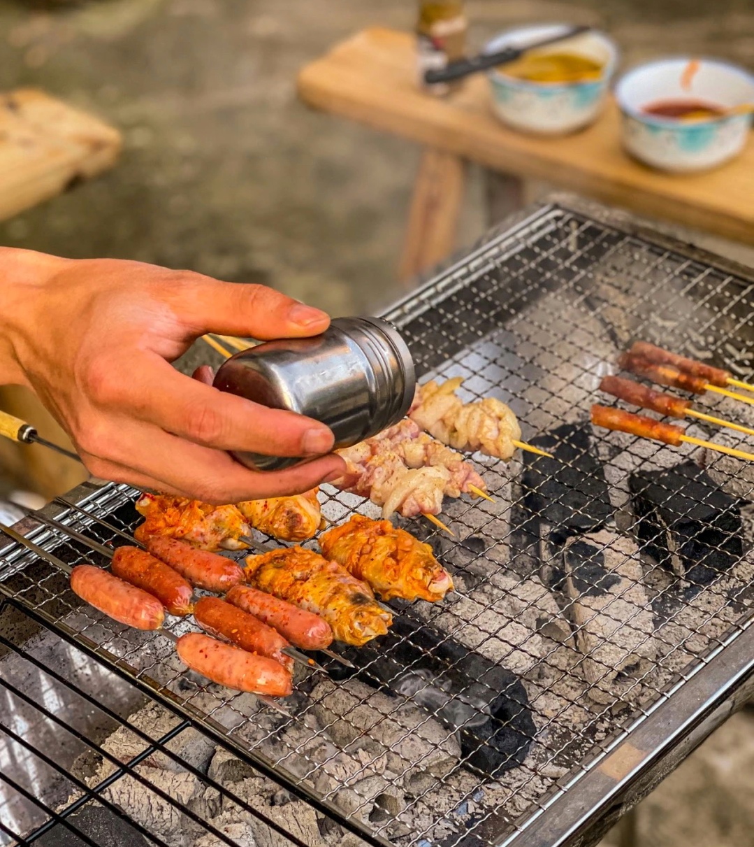 90后小夫妻摆摊卖烧烤,80后女人摆摊卖汤粉