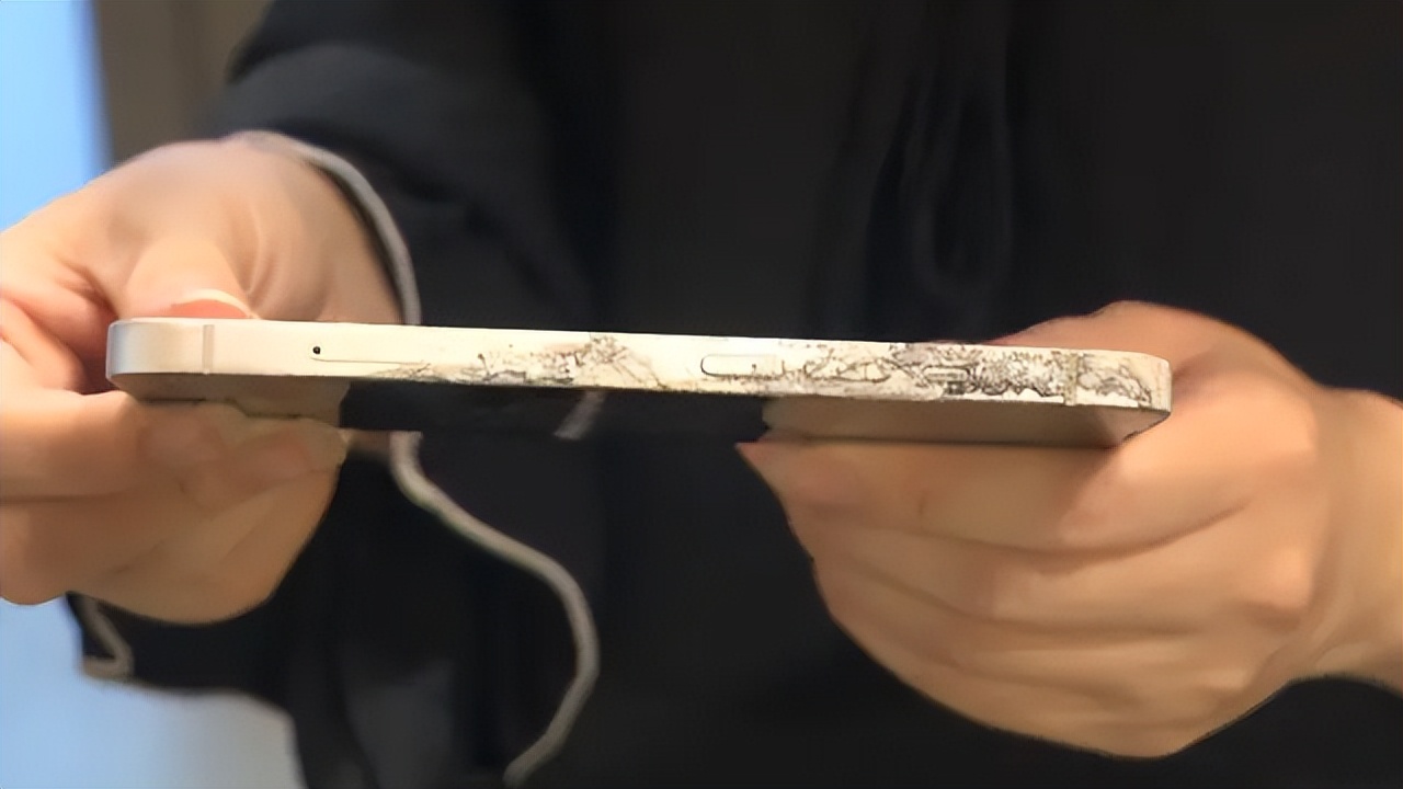女孩iphone充电被电击面临截肢,iphone边充边玩被电击