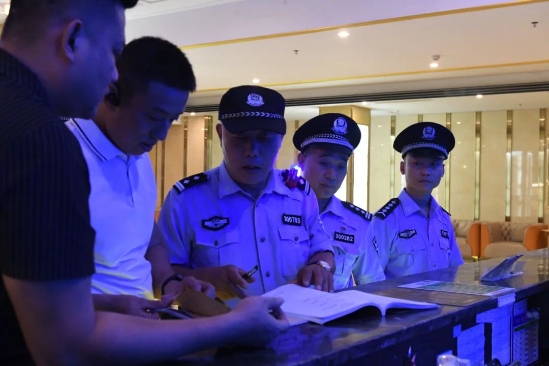 夏季治安打击整治百日行动督导组,儋州市公安强化夜间巡逻