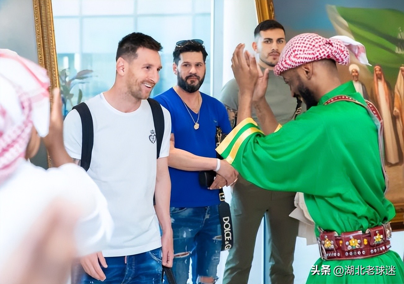 小罗离开巴塞罗那时梅西庆祝动作,小罗祝贺阿根廷夺冠