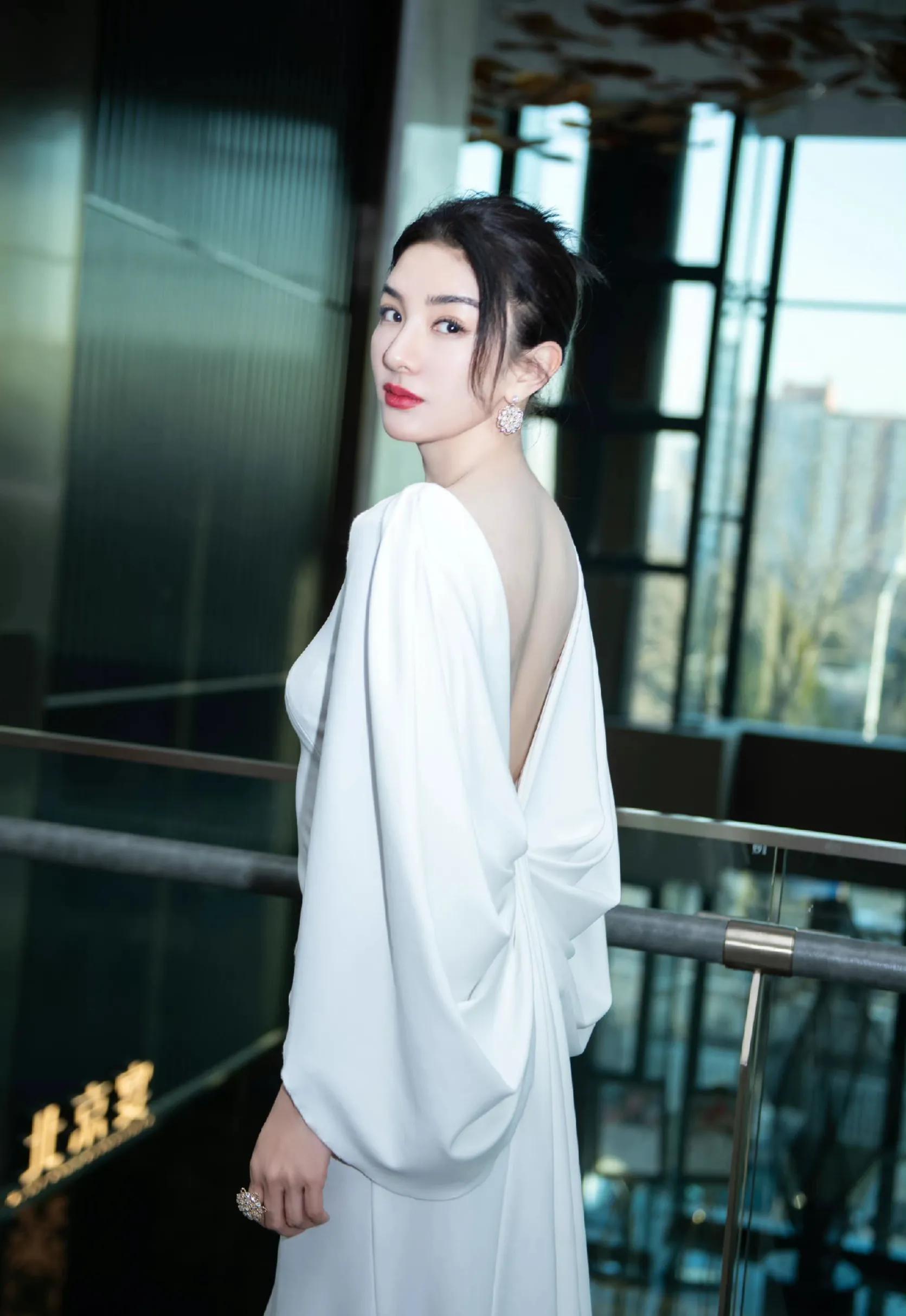 黄奕穿丝绸睡袍身材太好了，成熟有韵味女人好迷人