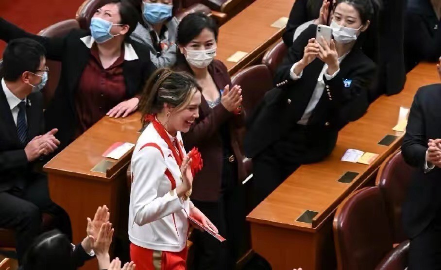 谷爱凌获得金牌的精彩瞬间,谷爱凌进入人民大会堂