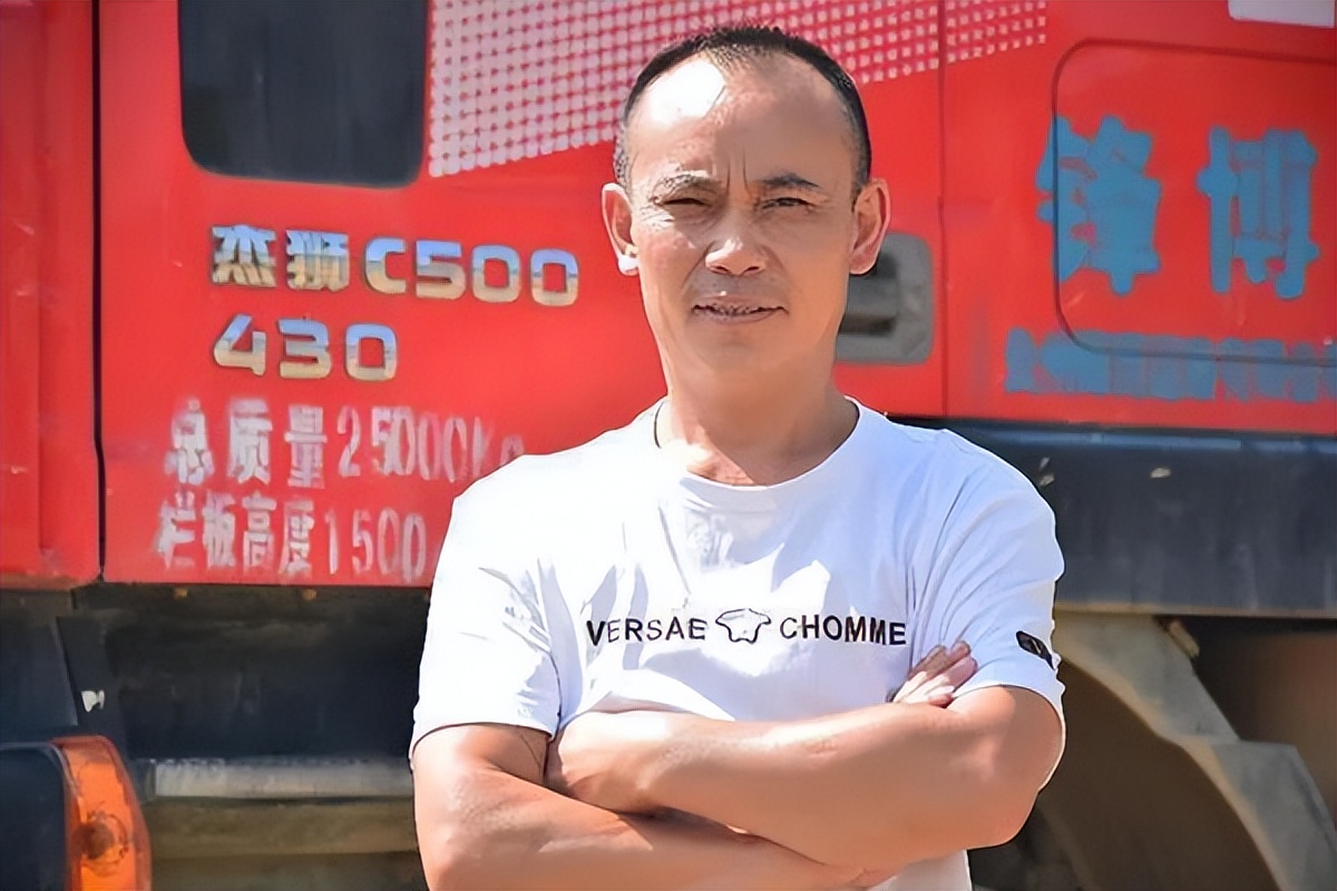 跟车实录在路上见到品牌的卡车,红岩杰狮车队夜晚视频