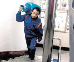 老人捡弃婴考上清华父母认亲,女子捡到弃婴7年父母找到