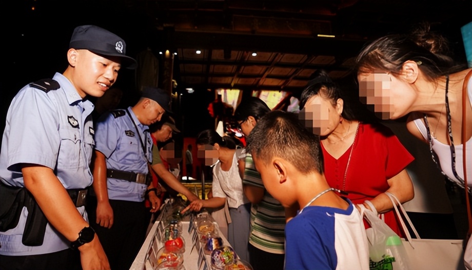 公安机关全力以赴筑牢安全防线,江汉公安当好夏夜“守夜人”