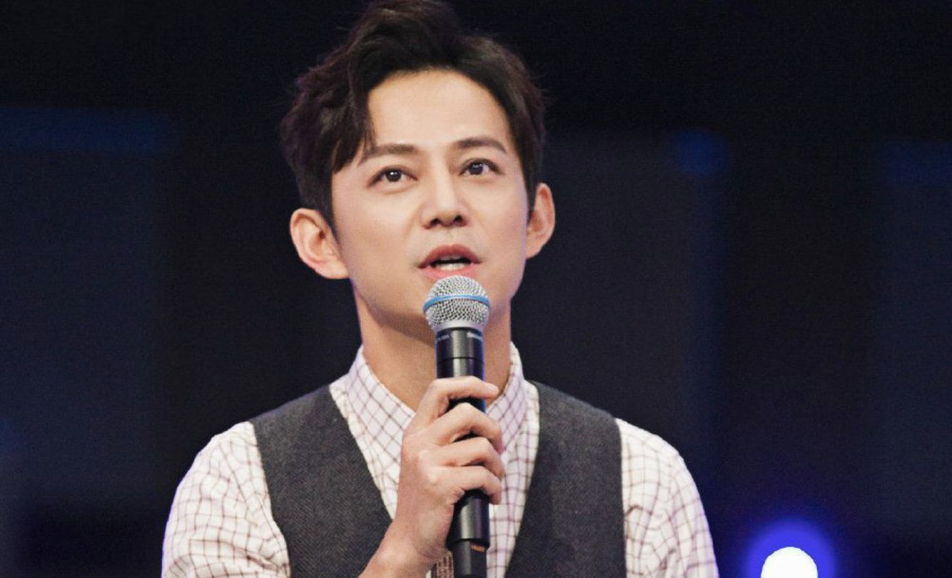 何炅与神秘男子十指相扣,何炅当街牵手完整视频