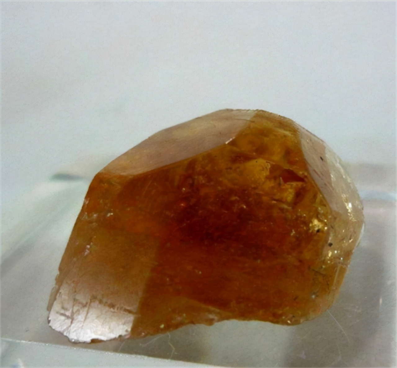 男子跋涉千里挖出6吨重夜明珠,男子挖出直径一米的夜明珠