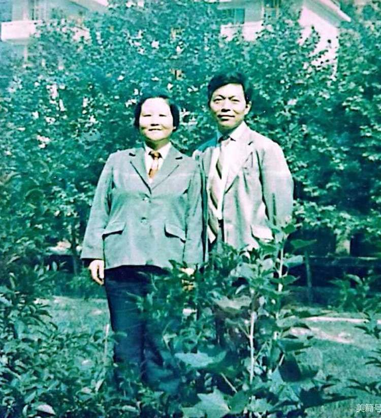 纪念初中毕业五十周年谢老师教育赞母校巨变