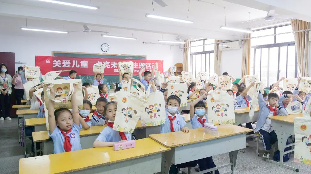 让法治在每个青少年心中生根发芽,让爱的种子在心中生根发芽