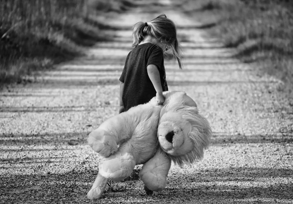 儿童时期遭受心理虐待会对个体之后的发展有何影响？