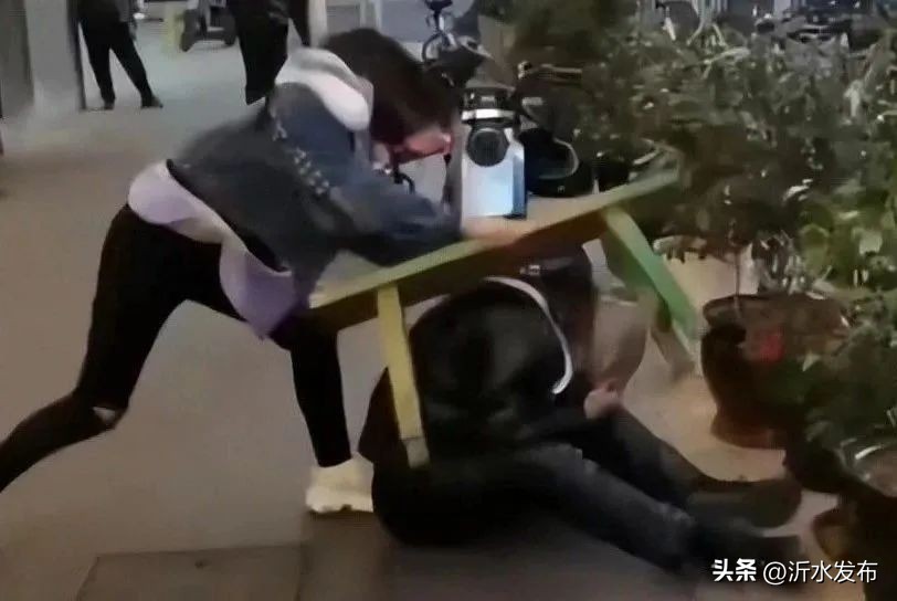 上海女子暴打代驾后续,上海女子当街殴打代驾全过程