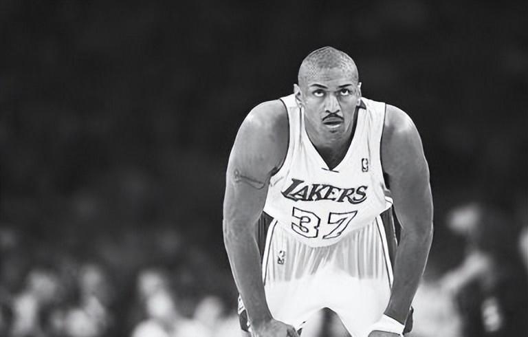 中国女歌手爱上外籍黑人,同居后被家暴至肛裂,如今40岁无人敢娶