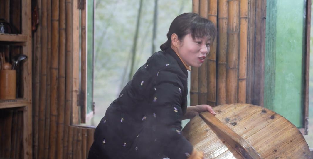 川香秋月打工视频,流水线打工妹逆袭成百亿女首富