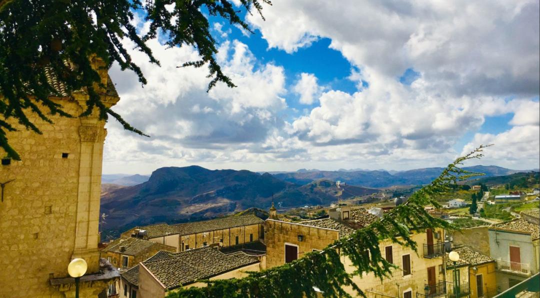 美国女子花35万买下二手房,女子在3年前花6.6元买下一栋房子