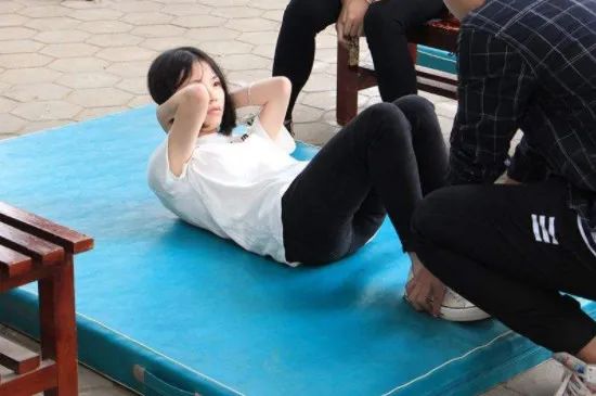 仰卧起坐快速训练方法,仰卧起坐板的正确训练方法