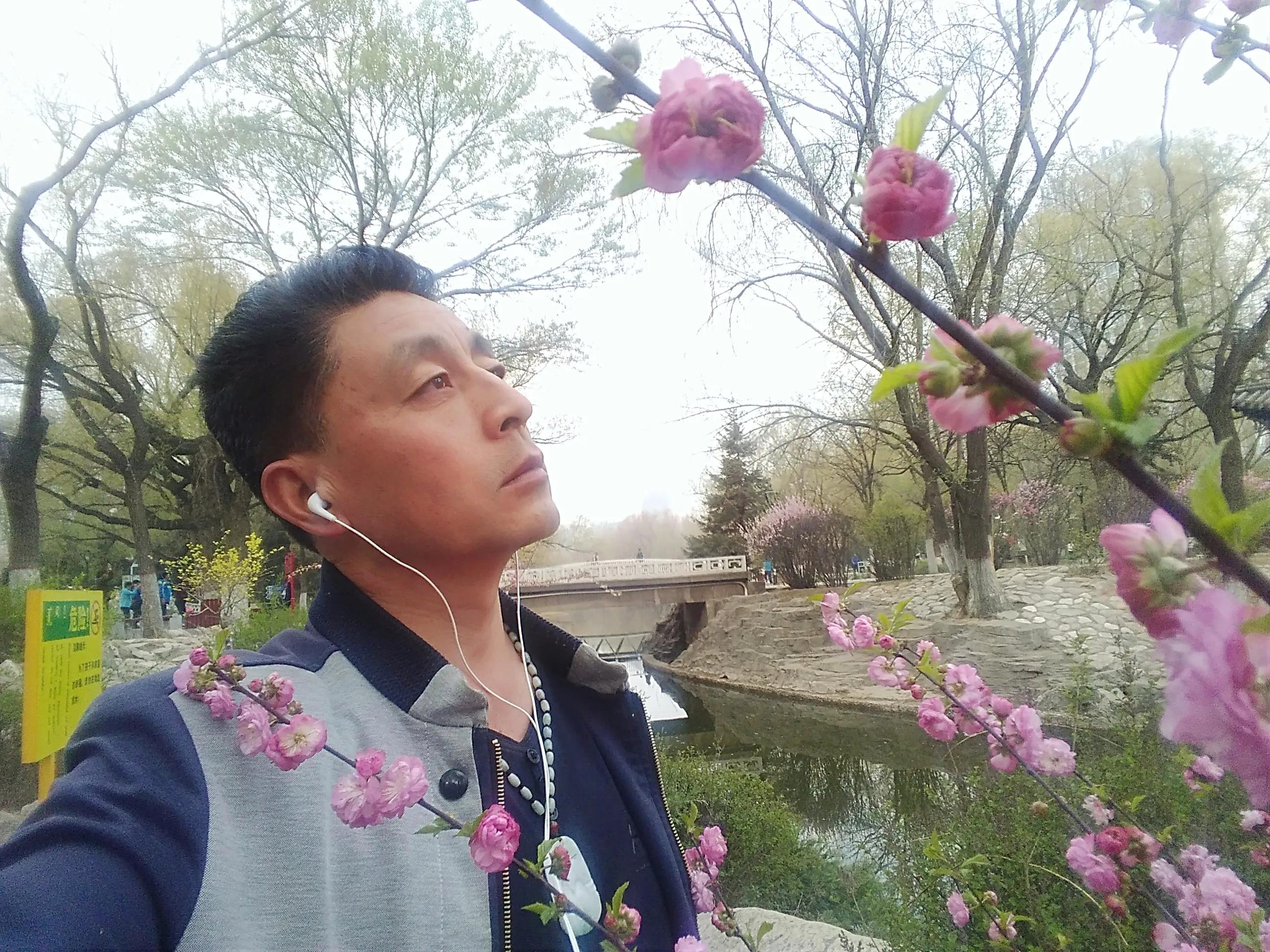 她把手迅速的插进我的裤兜，我当时有点蒙了