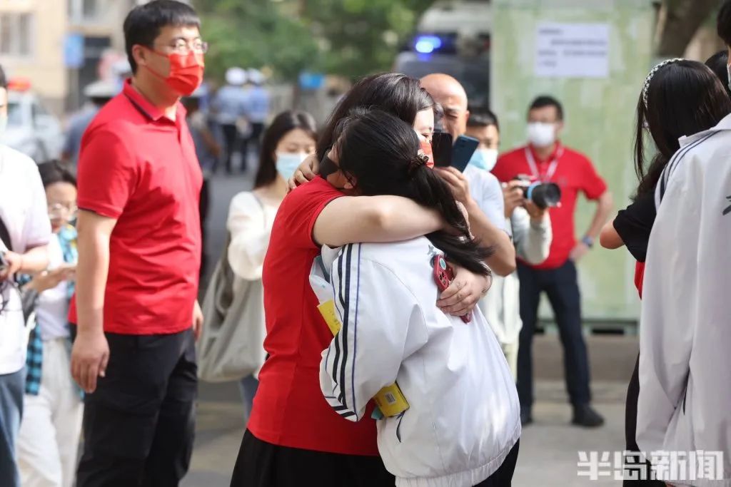 刚刚，青岛5万多勇士霸气走进战场！少年，此去何求？夺盛名、拔头筹、争魁首、独占鳌头！