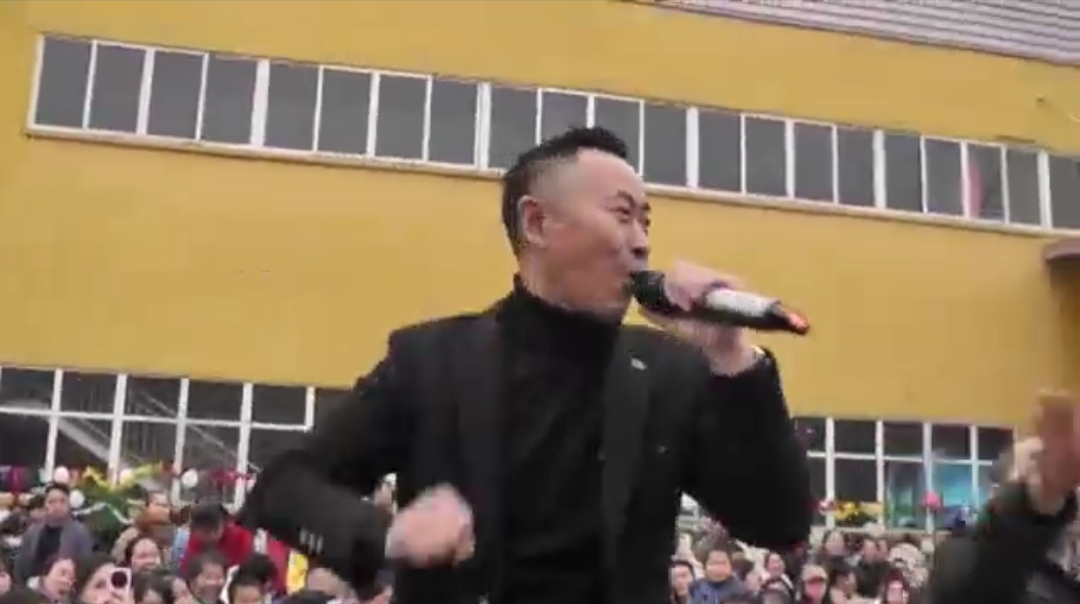 抖音网红黄老头唱歌走红，后又进军娱乐圈，黄老头火出国际？