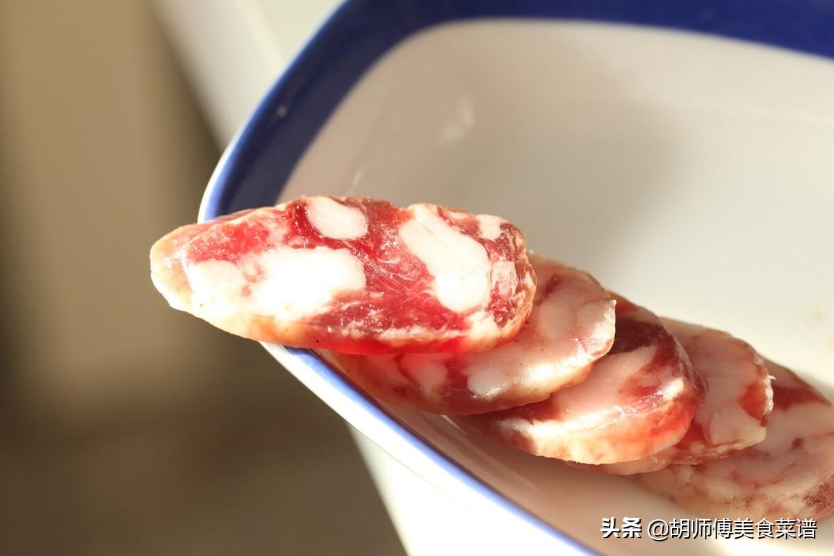 冰箱里放了一年的香肠腊肉能吃吗,冰箱里冻了一年的香肠还能吃吗