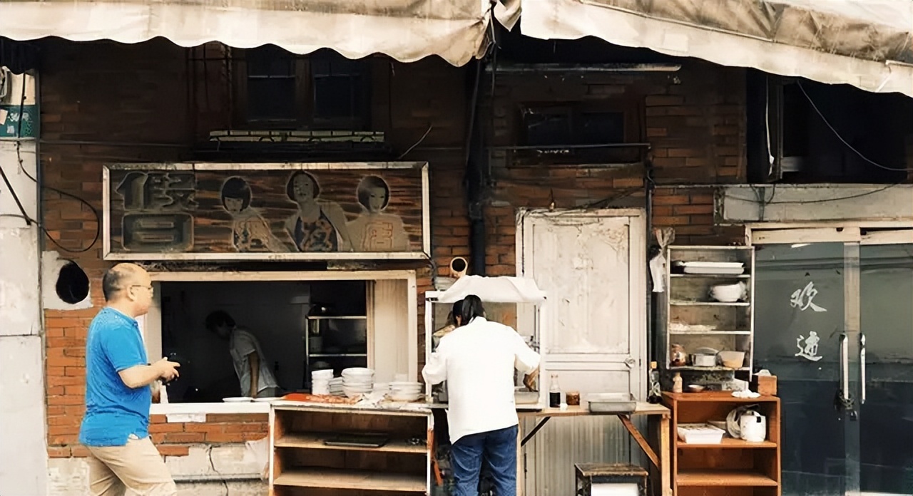 老公娶保姆，独女自杀，坐牢18年出狱后扫厕所，80岁赚千万翻身