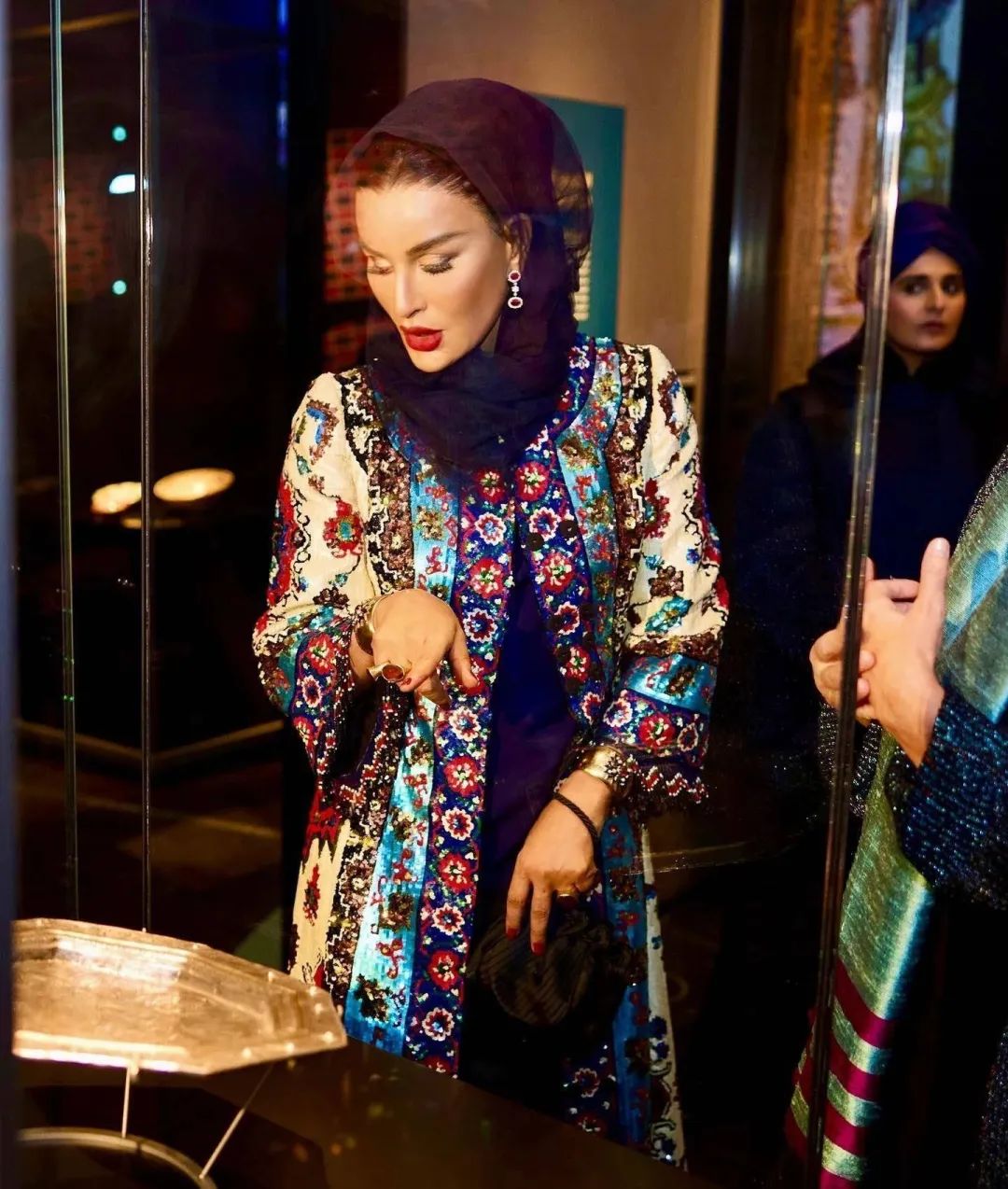 卡塔尔皇太后莫扎一身衣着,卡塔尔太后莫扎走路带风