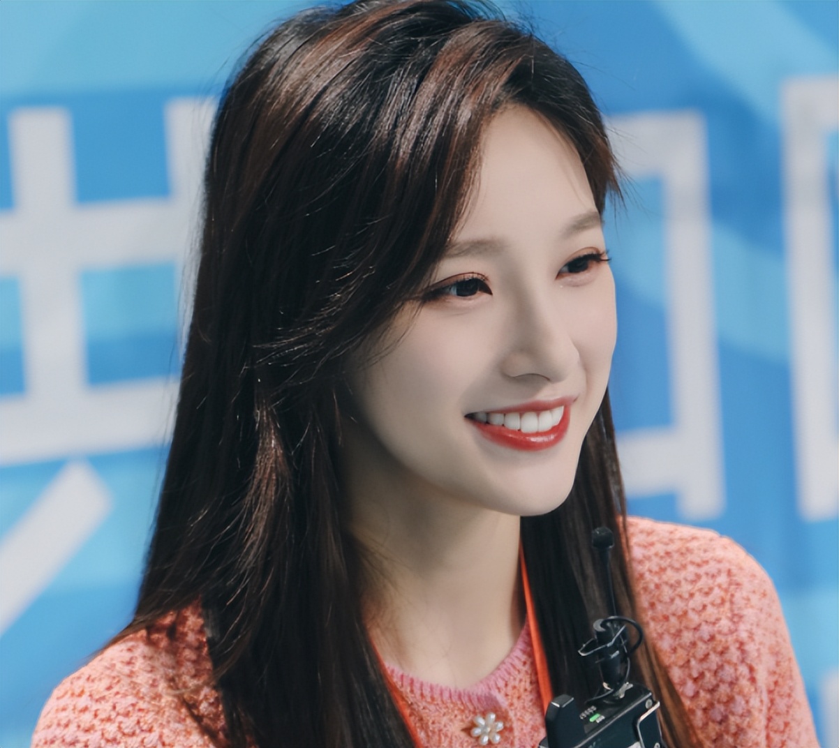 春晚新主持人马凡舒视频,春晚主持人马凡舒妆容解析