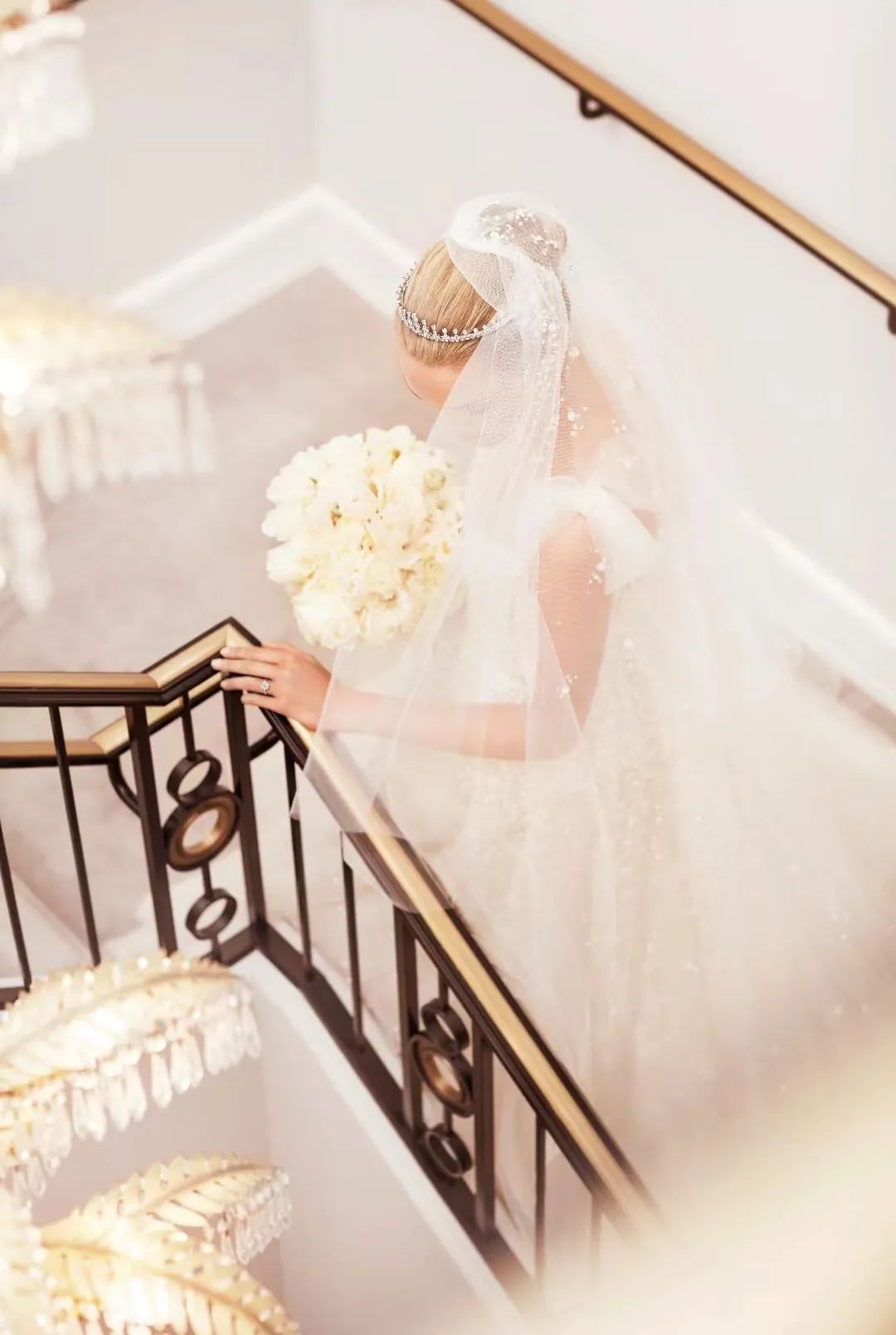 “鸽子蛋”算什么，现在婚礼上戴它才是大热门！