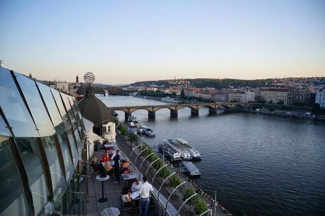 解构主义弗兰克盖里,美国建筑师弗兰克盖里的建筑风格