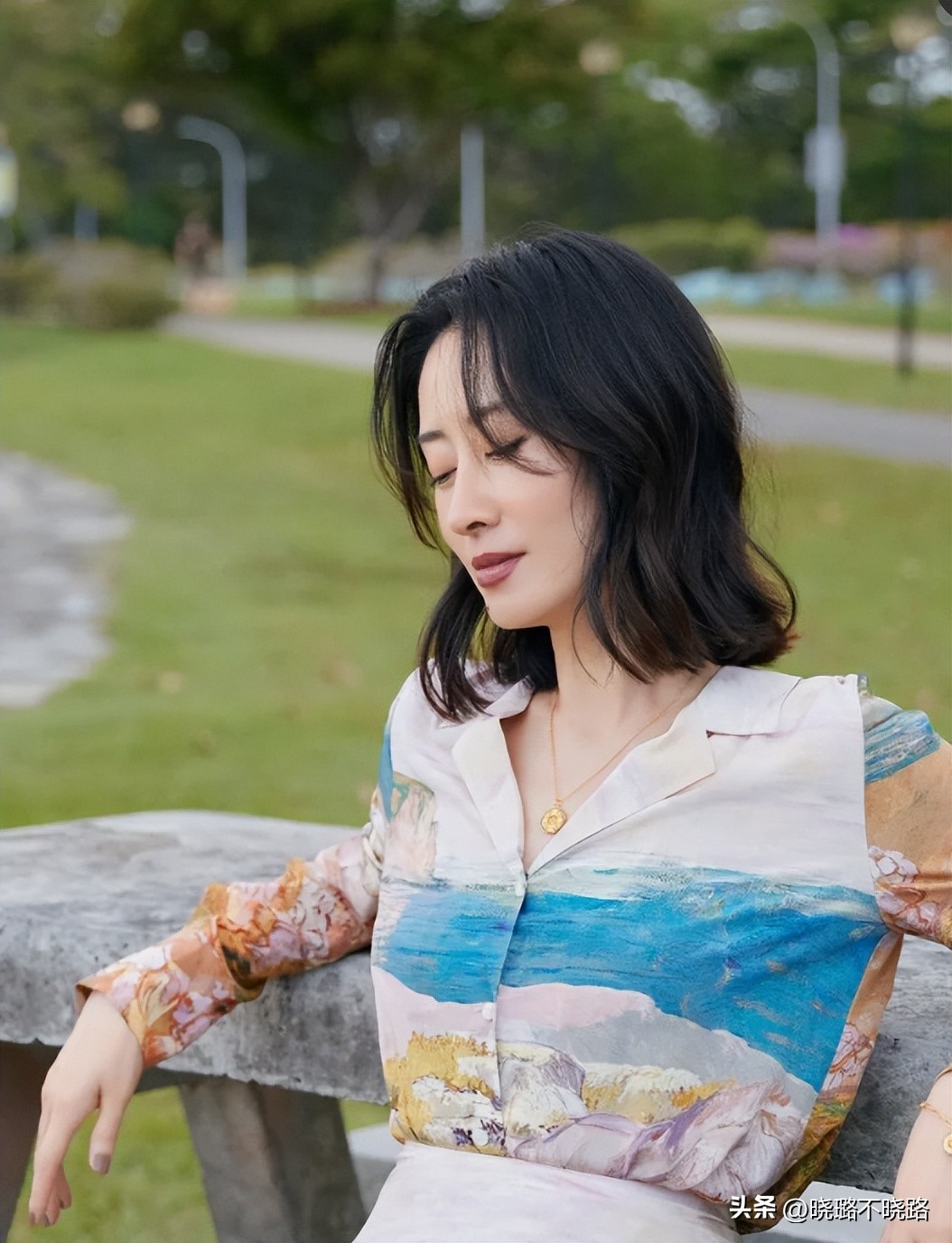 40岁脸大减龄的齐肩烫发,2020年时尚减龄齐肩烫发