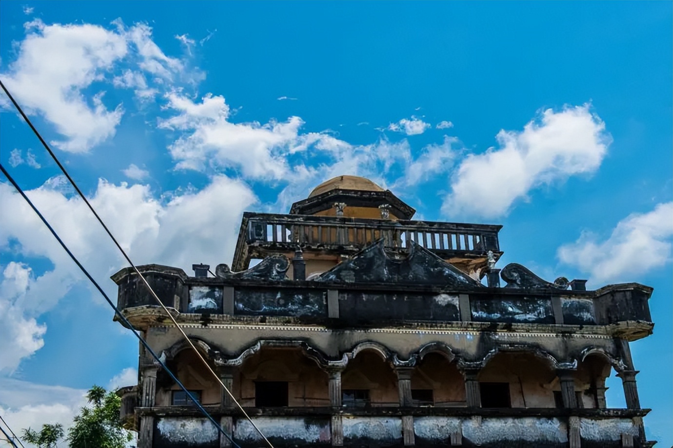 看完浮月村洋楼又去开平看碉楼,浮月村碉楼和梅家大院