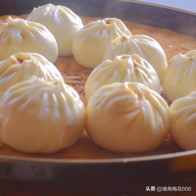 当年我家开饭店，他每天拿着小鱼来换包子，30年后，他又找上门了