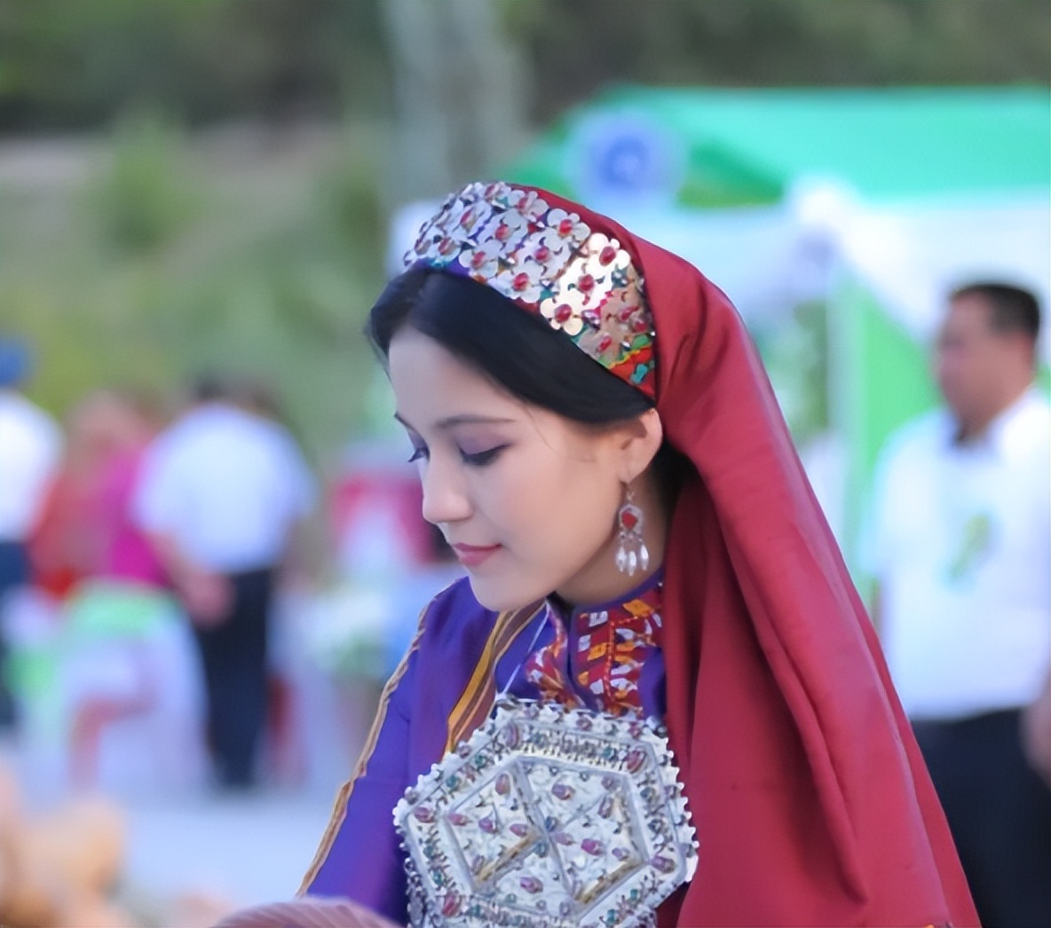 亚洲唯一的一个永久中立国，不用交水电费，汽油每升一毛钱左右