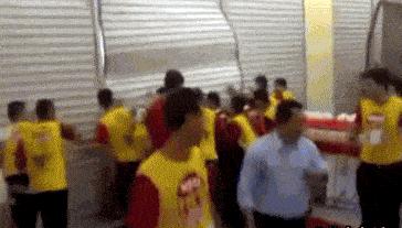 “是小蛇出了轨，还是青蛙劈了腿？”这是现实版的美杜莎？哈哈