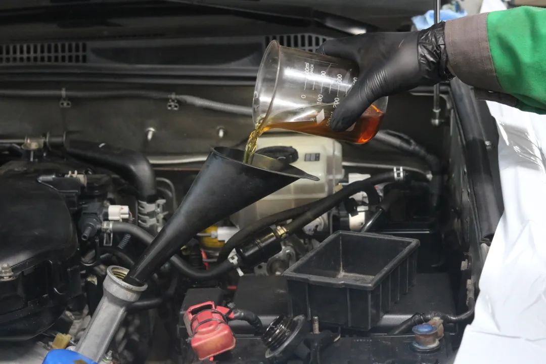 2003年的丰田老霸道，33万公里“车况残旧”，翻新复活变新车