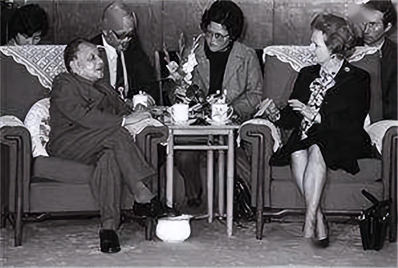 1988年全国人大会议上，有人给*小平邓**递纸条：小平同志请不要吸烟