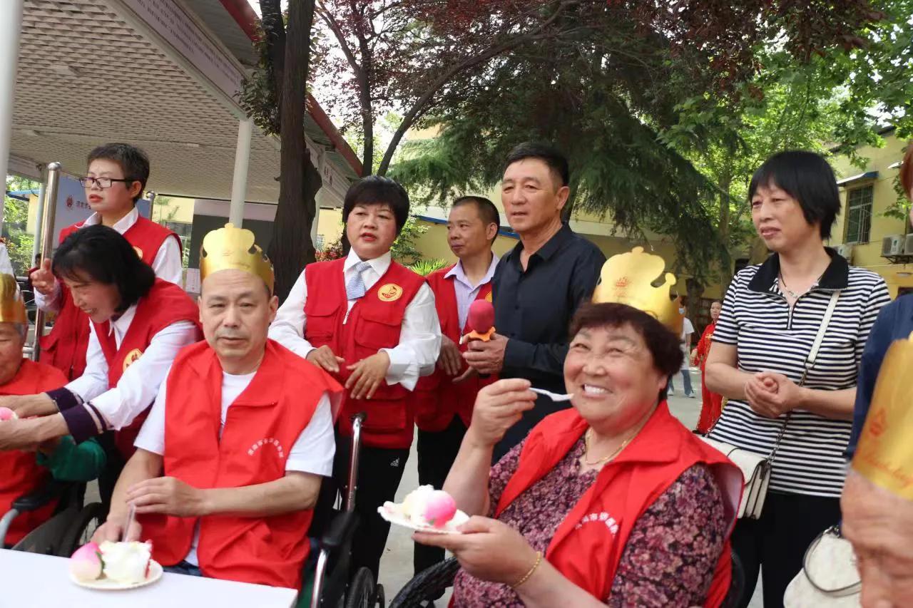 别样生日会情暖老人心：东望志愿者走进渭南市景华医养院为老人举办集体生日会