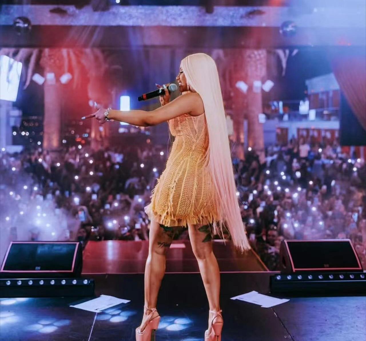 开放无极限！美国女星演唱会不穿内衣、露胯、与卫生棉条互动