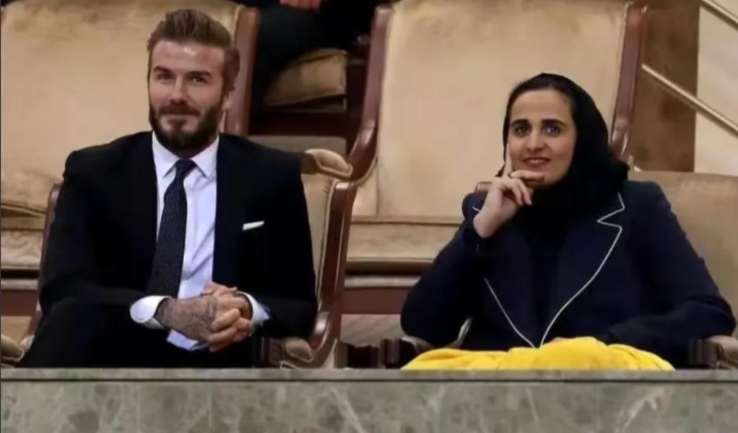 莫扎长女玛雅莎公主，一身印花长袍香港看展，又该拿50亿买买买了