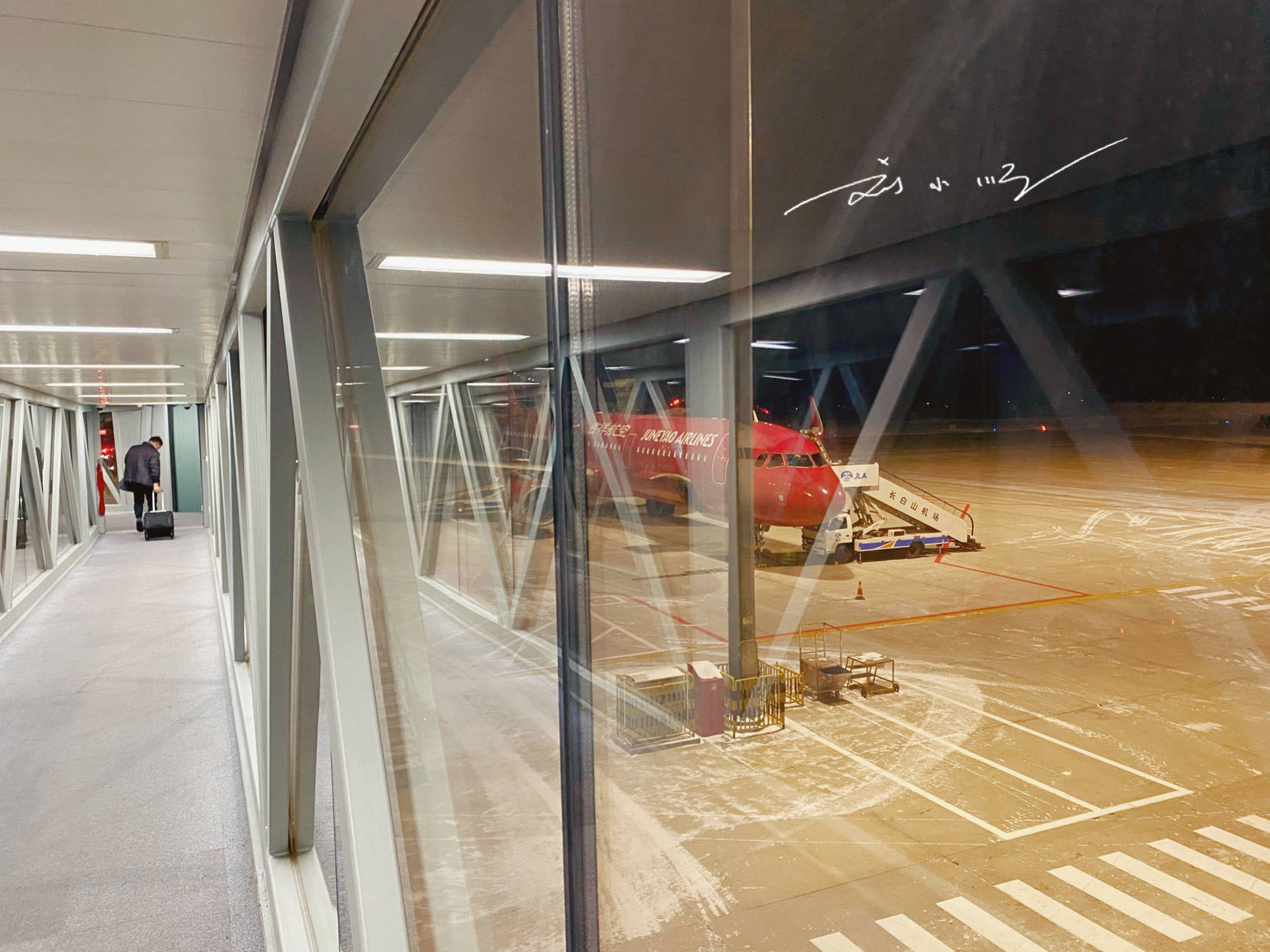 飞机上忘了关机严重吗,飞机上手机忘记关机还是飞行模式