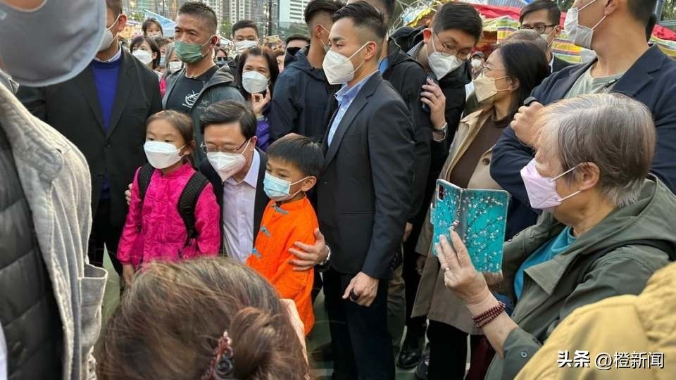 李家超携夫人维园行花市称气氛良好，买兰花送秘书感*安谢**排行程