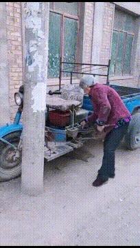 隔壁的单亲妈妈来我家借跑步机,但是为什么她还穿高跟鞋?: