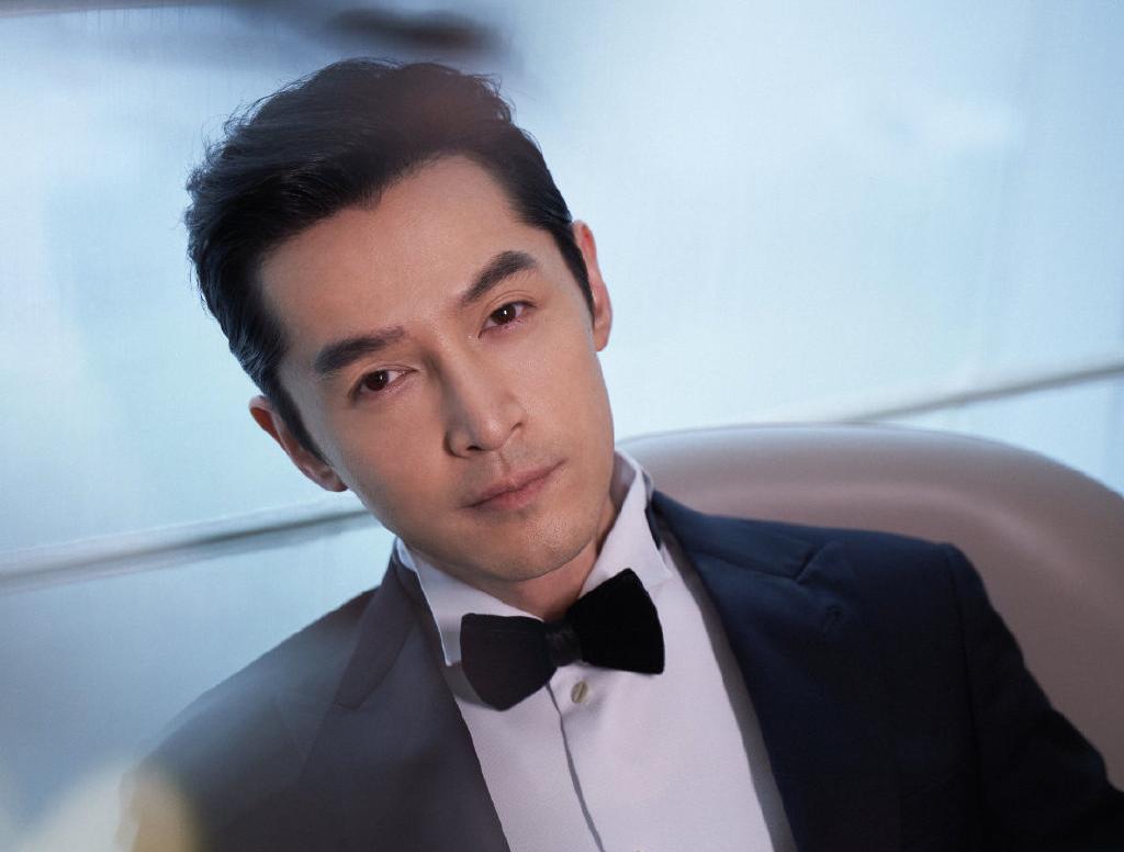 胡歌公布女儿小名，百天宴伴手礼超两千元，为喜糖礼盒扳回一局