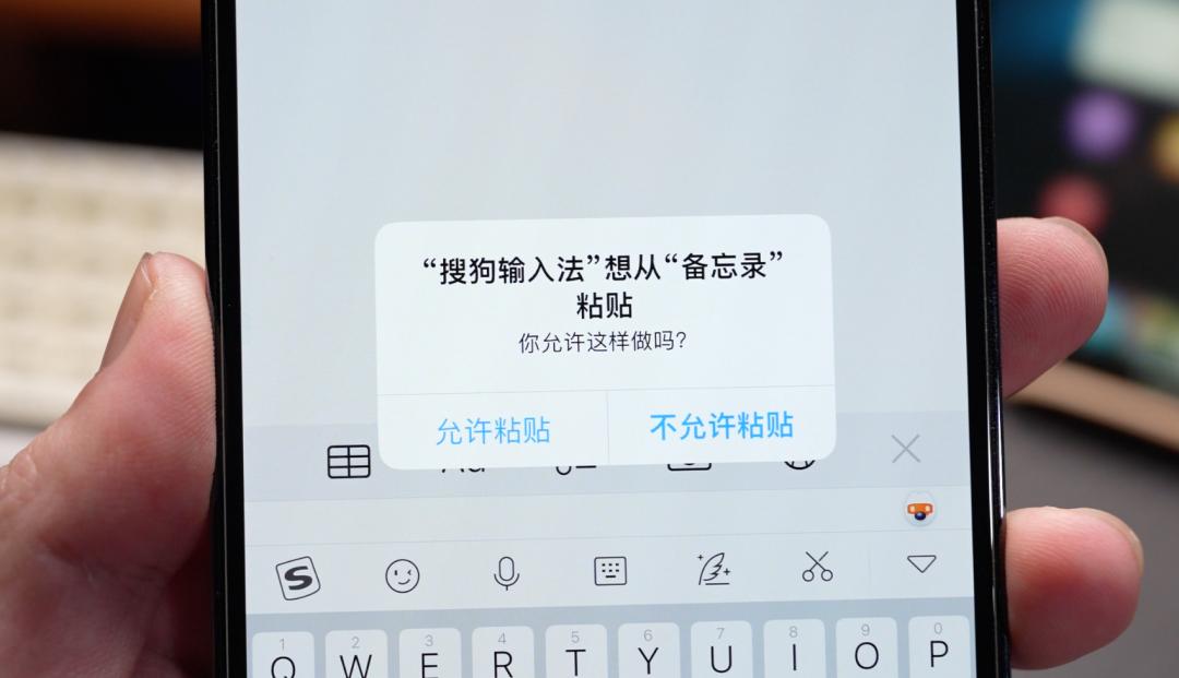 ios16更新后锁屏就黑屏啥也摁不了,ios16更新后锁屏壁纸不明显