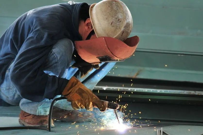 电焊弧光闪了眼睛最有效的办法,电焊闪了眼睛最快的治疗办法