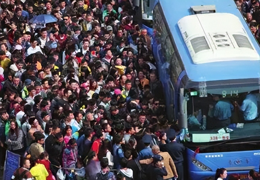 龚清孝：吃草上瘾得以赚钱娶媳妇，34年吃了40吨草：我就喜欢吃草