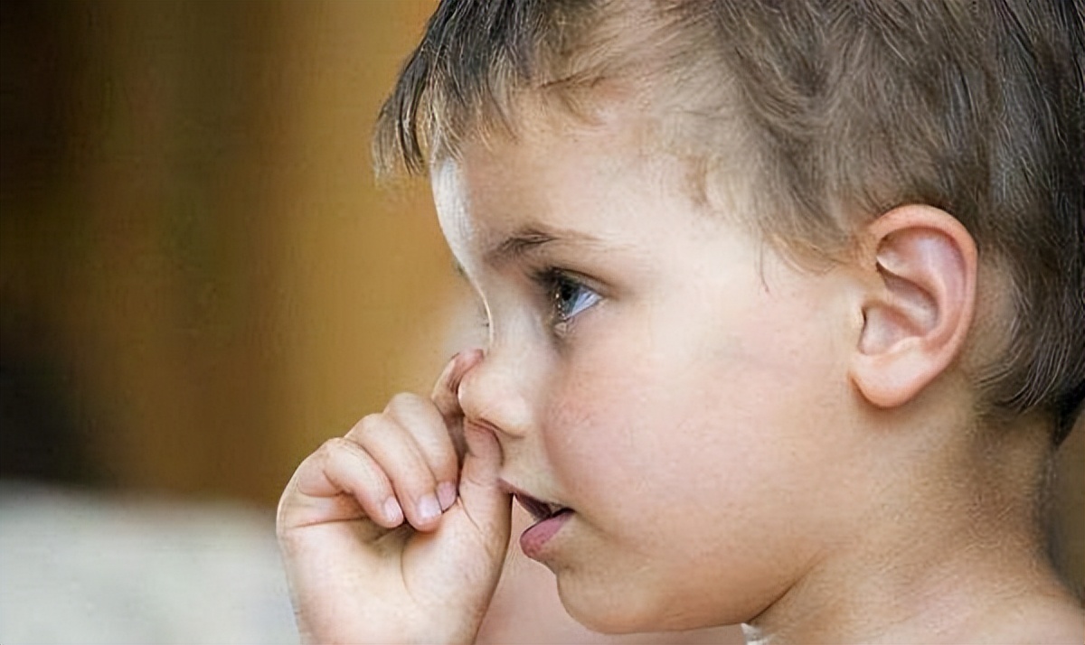 鼻子塌山根低鼻孔外露没福气吗,鼻子塌而且不露鼻孔